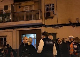 ITécnicos y autoridades, junto al edificio afectado.
