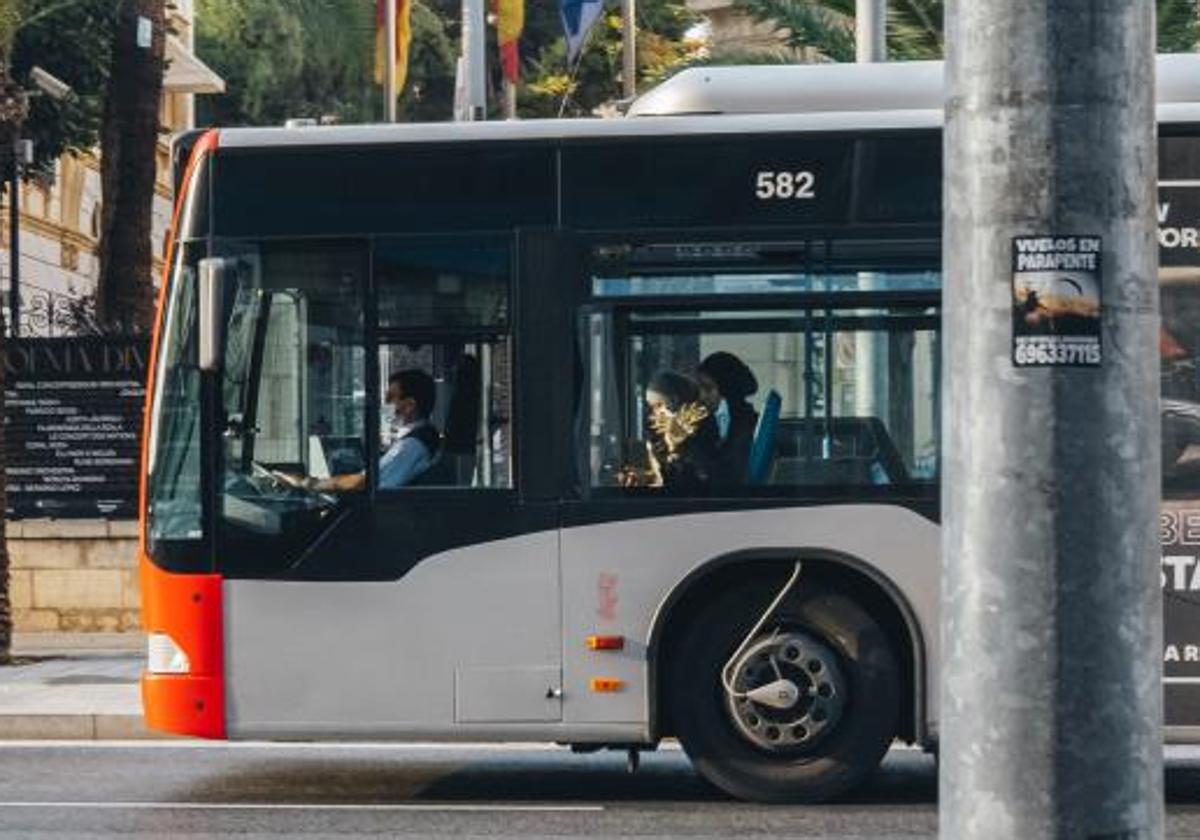 Urban bus passing through Estación Avenue.