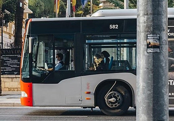 Autobús urbano a su paso por la avenida de la Estación.