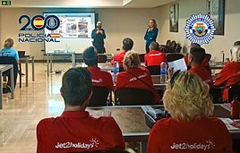 Encuentro entre la policía y profesionales del sector turístico para definir el operativo de seguridad pública.