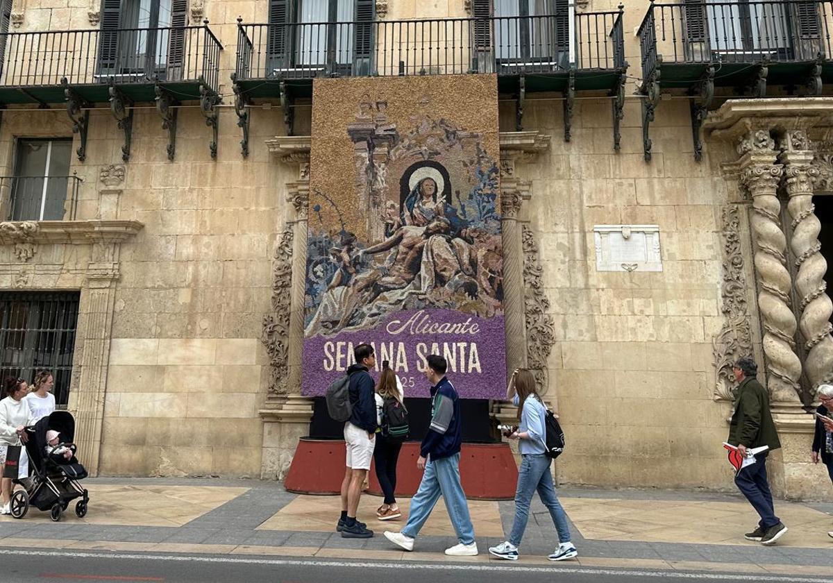 La fachada del Ayuntamiento se engalana con los tapices de la Semana Santa de Alicante