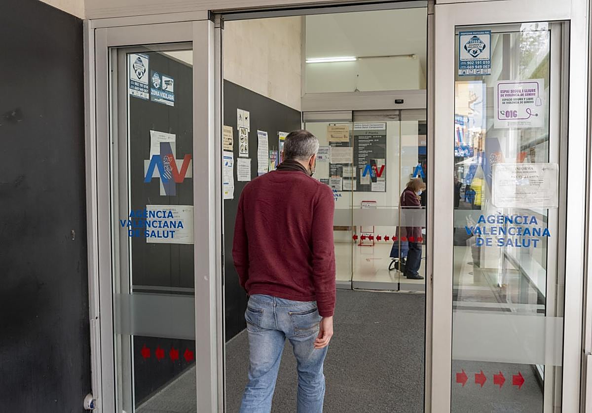 Acceso al centro de salud Campoamor de Alicante.