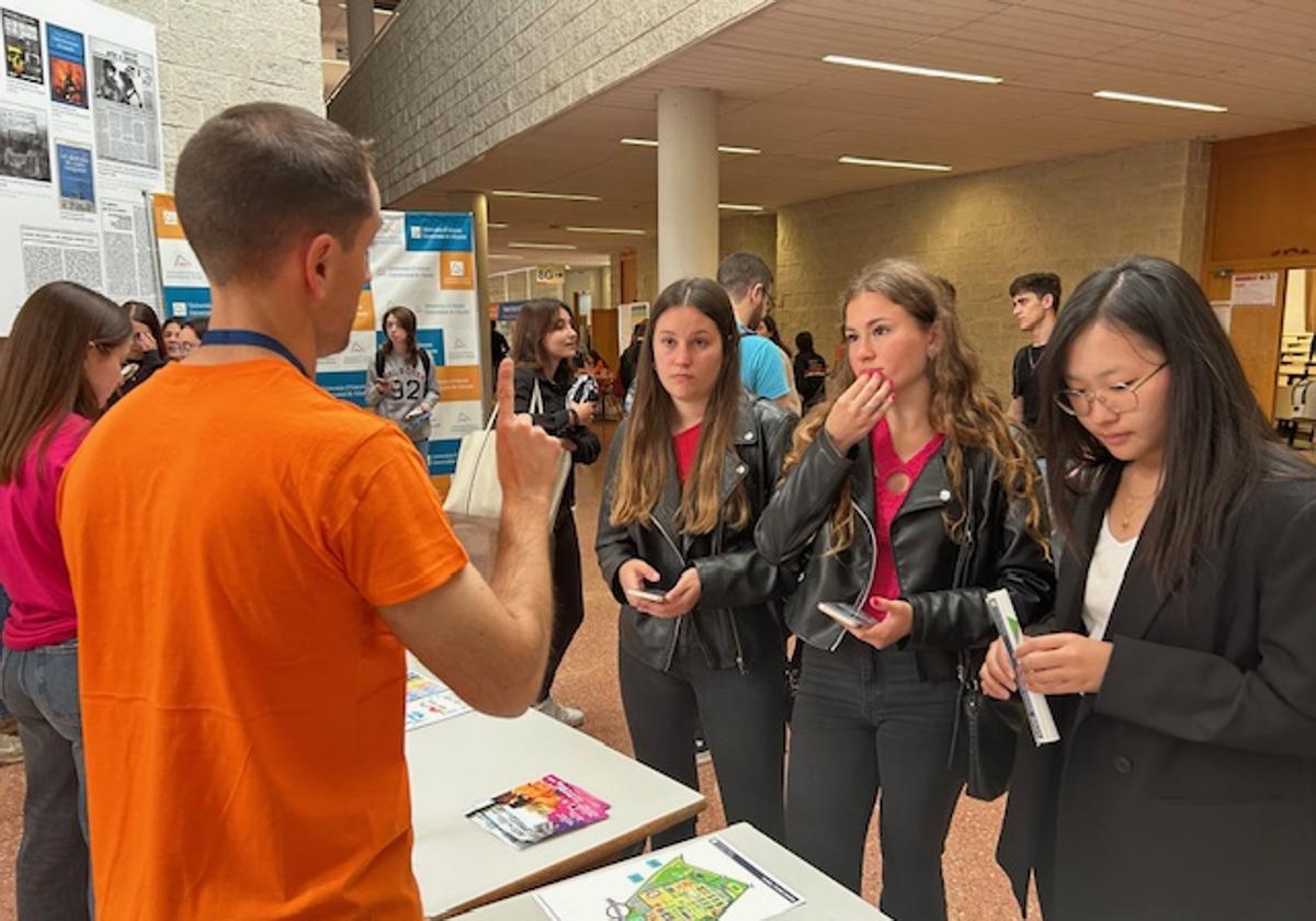 4,000 Prospective University Students Gather at UA to Decide Their Studies