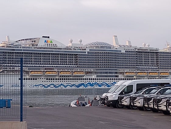 Crucero en el puerto de Alicante durante el mes de abril.