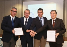 Momento de la rúbrica de la cesión de competencias.