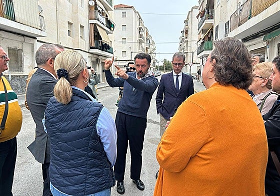 El alcalde Pablo Ruz y el secretario autonómico de Vivienda, Sebastián Fernández, durante la reunión con los vecinos del barrio de San Antón.