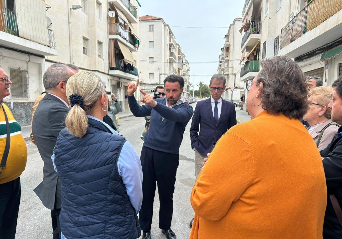 El alcalde Pablo Ruz y el secretario autonómico de Vivienda, Sebastián Fernández, durante la reunión con los vecinos del barrio de San Antón.