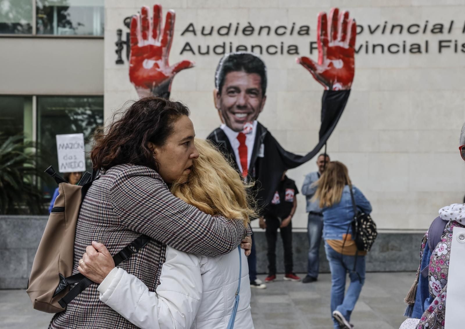 Imagen principal - Victims and Families Greet Pradas and Argüeso with Shouts of &#039;Murderers&#039;