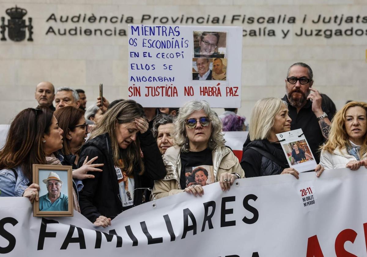 Families of the dana victims at the gates of the City of Justice in Valencia.