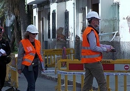 Los técnicos inspeccionan el edificio afectado, el pasado jueves.