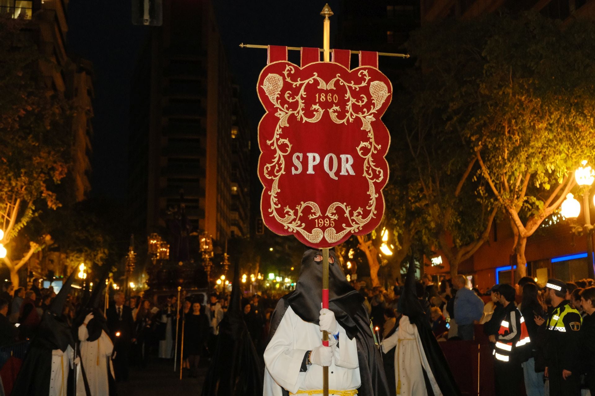 Las procesiones del Domingo de Ramos cruzan la carrera oficial de Alicante