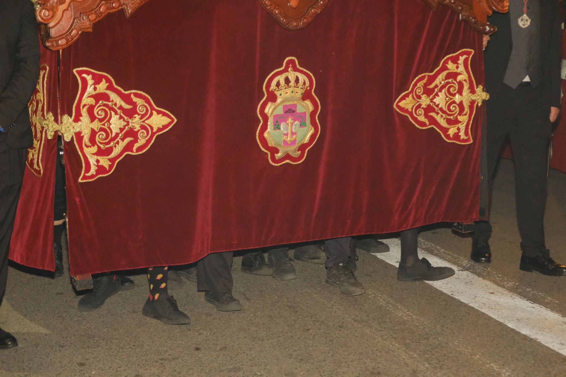 Las procesiones del Domingo de Ramos cruzan la carrera oficial de Alicante