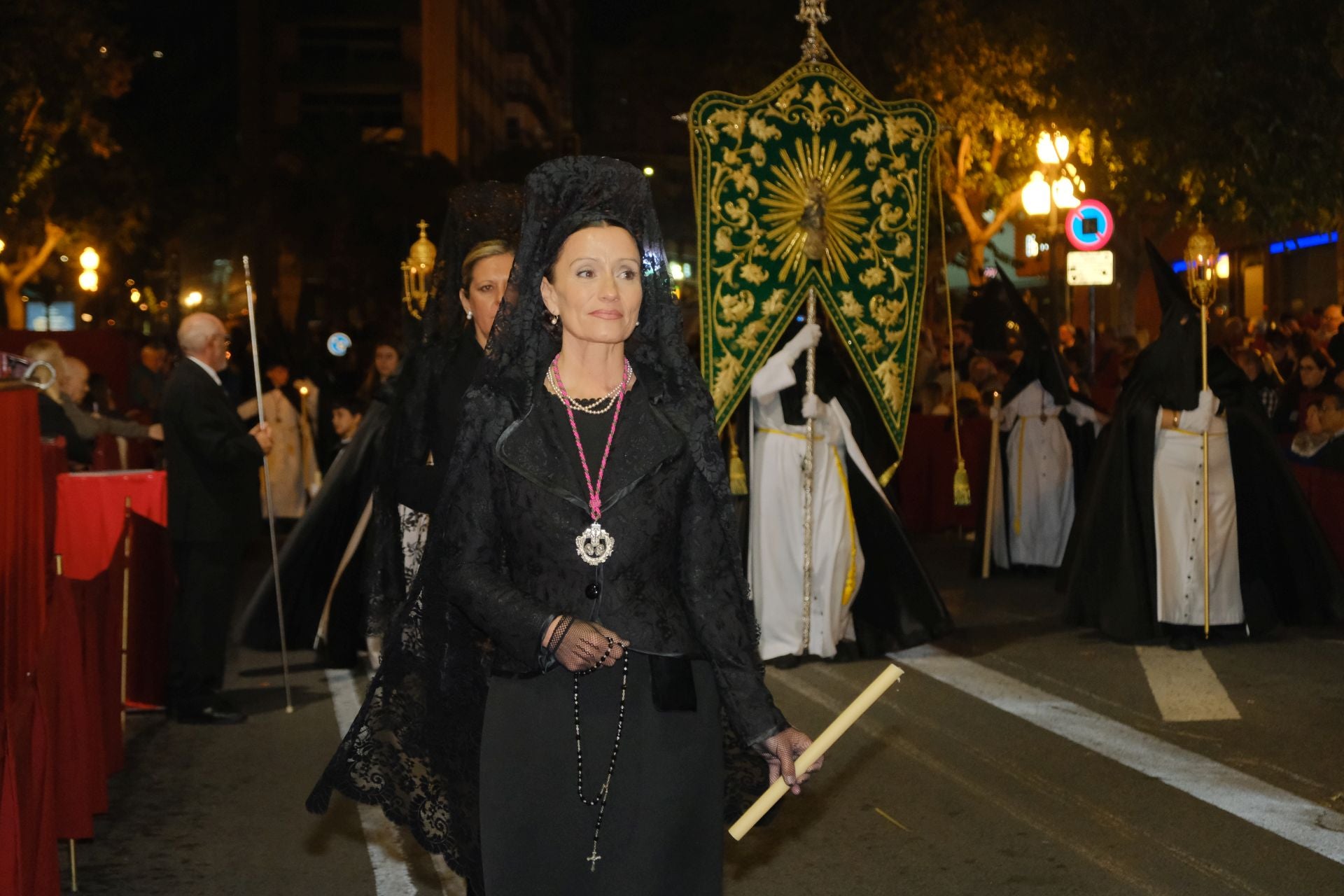 Las procesiones del Domingo de Ramos cruzan la carrera oficial de Alicante