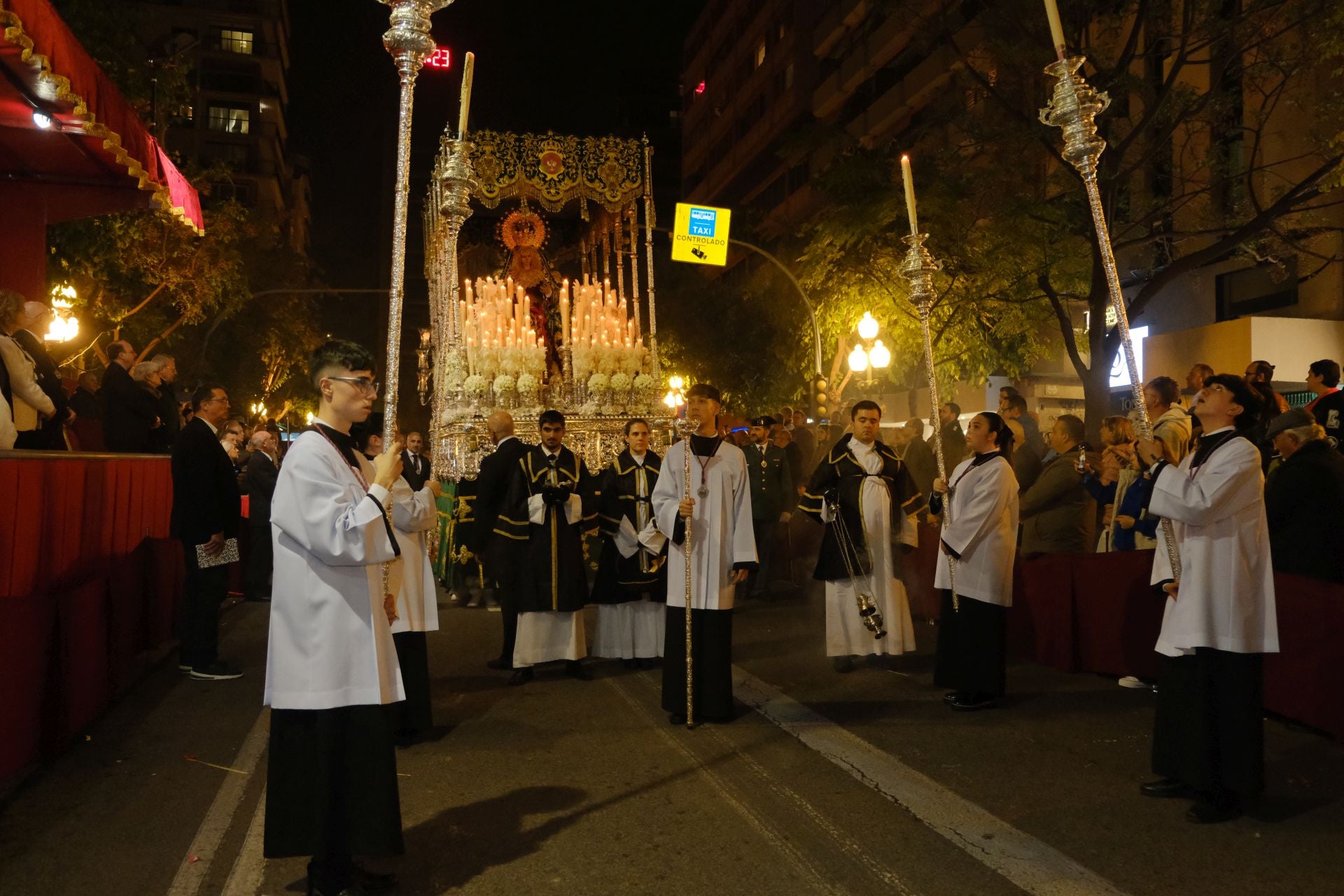 Las procesiones del Domingo de Ramos cruzan la carrera oficial de Alicante