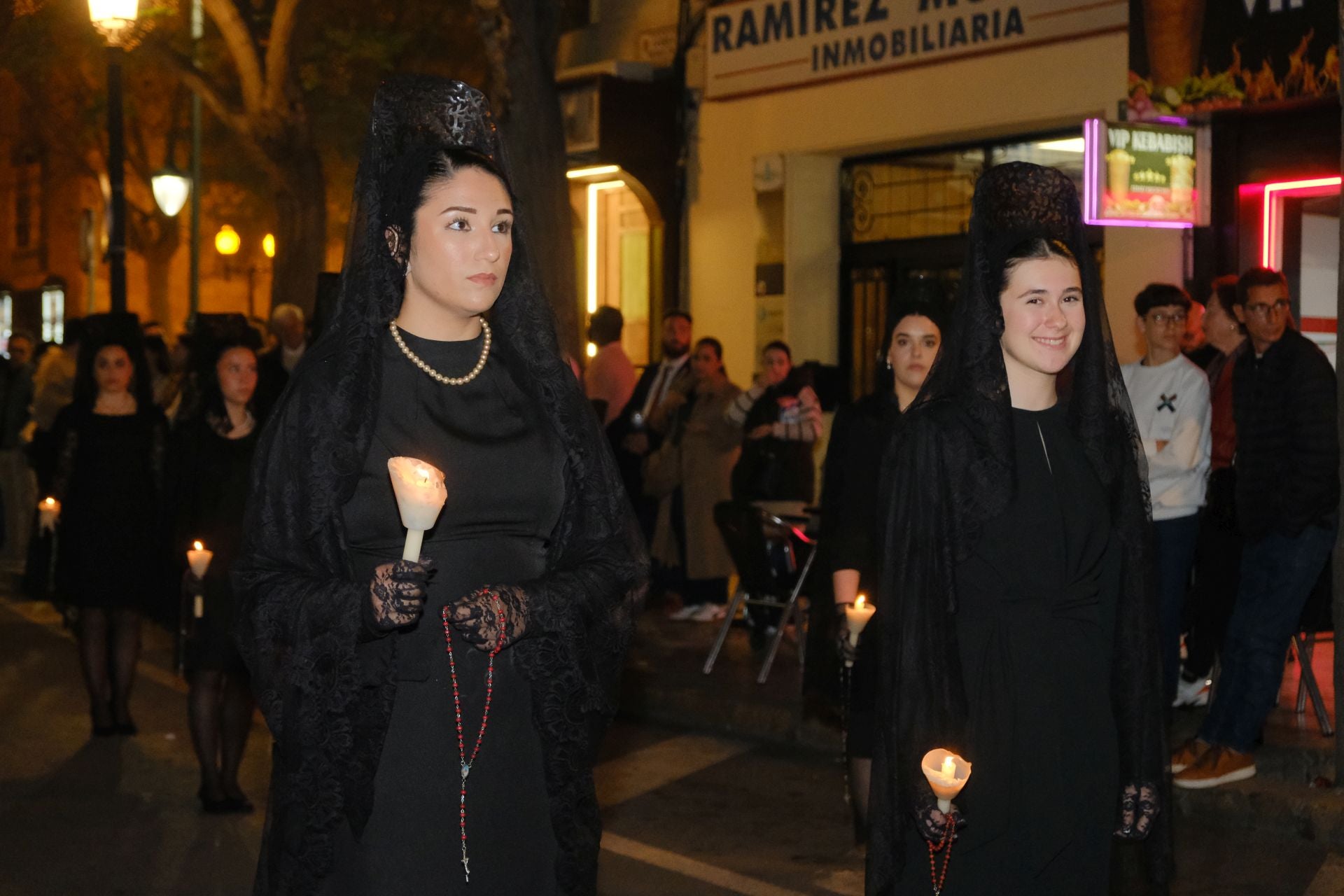 Las procesiones del Domingo de Ramos cruzan la carrera oficial de Alicante