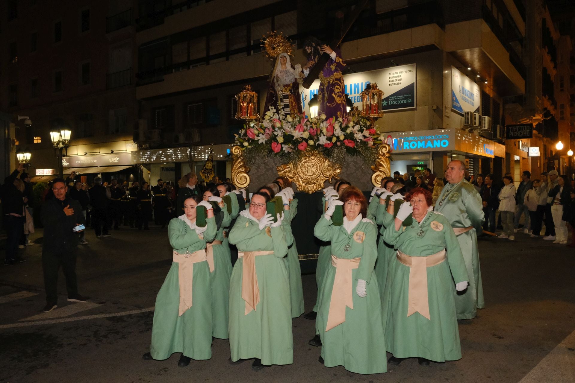 Las procesiones del Domingo de Ramos cruzan la carrera oficial de Alicante