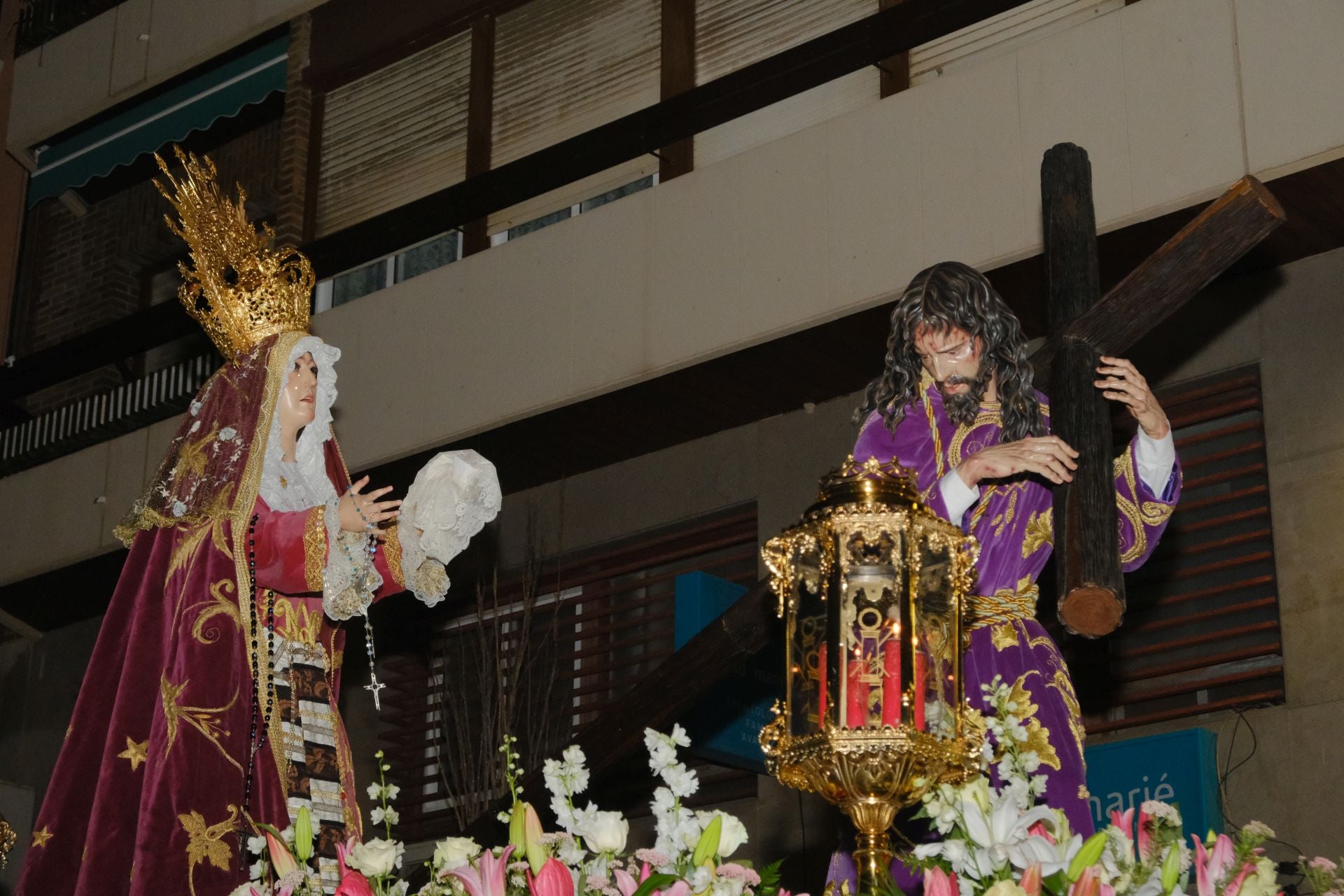 Las procesiones del Domingo de Ramos cruzan la carrera oficial de Alicante
