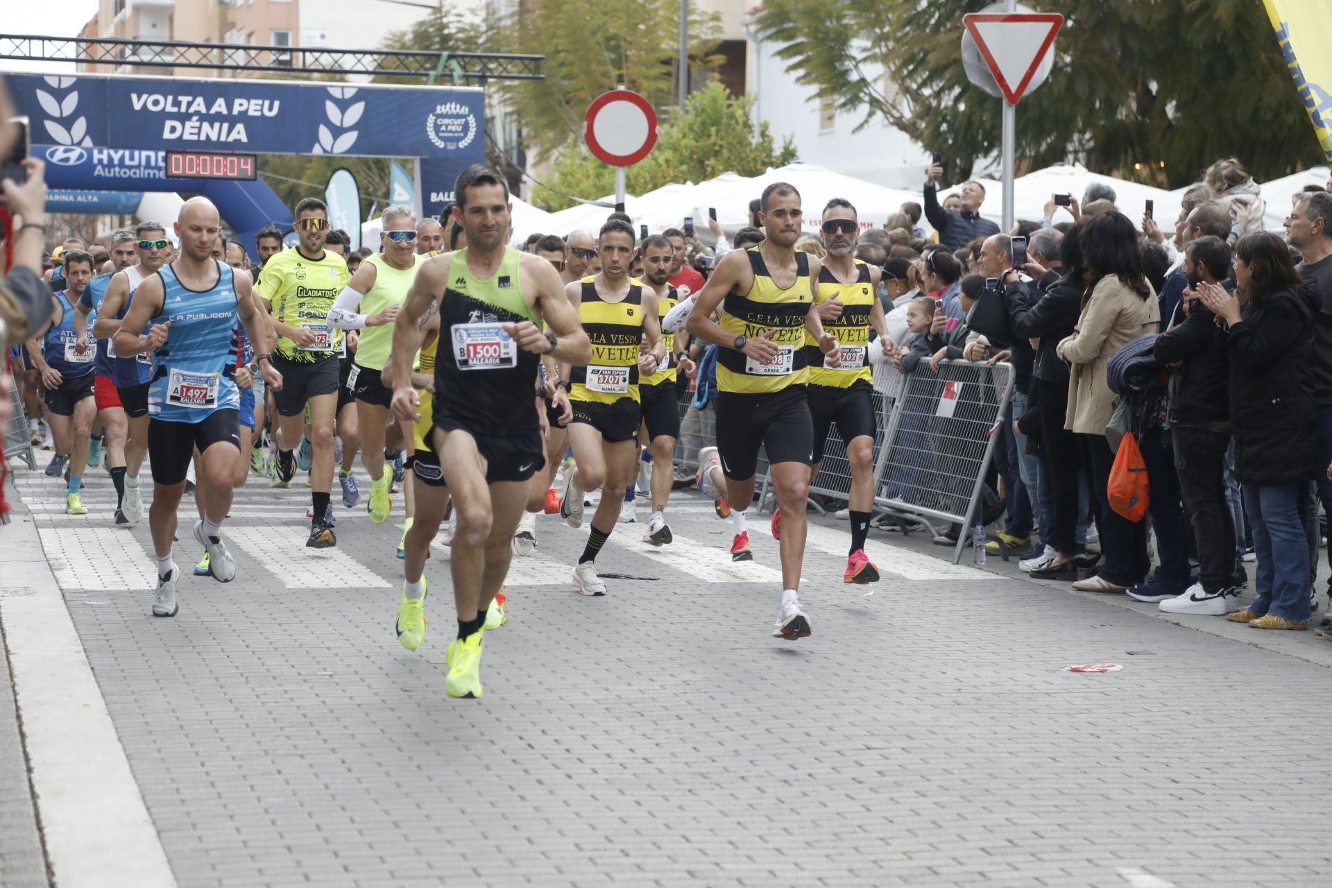 Búscate en las fotos de la Volta a Peu de Dénia