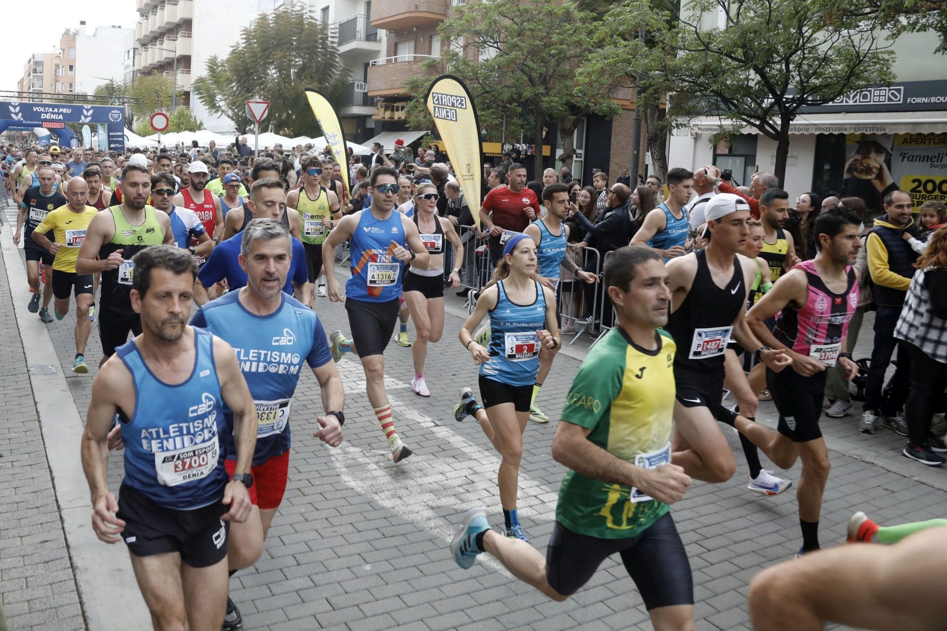 Búscate en las fotos de la Volta a Peu de Dénia
