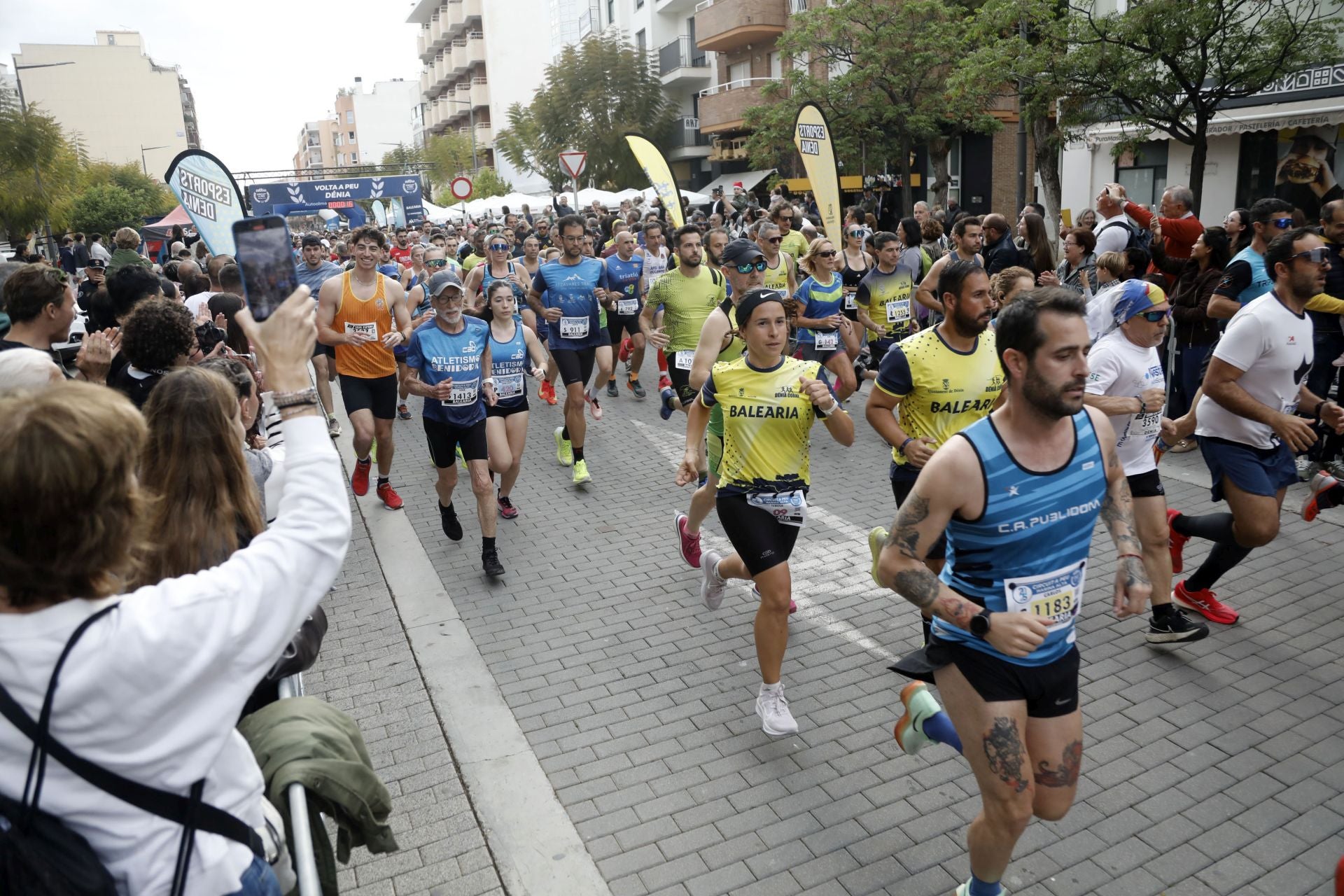 Búscate en las fotos de la Volta a Peu de Dénia