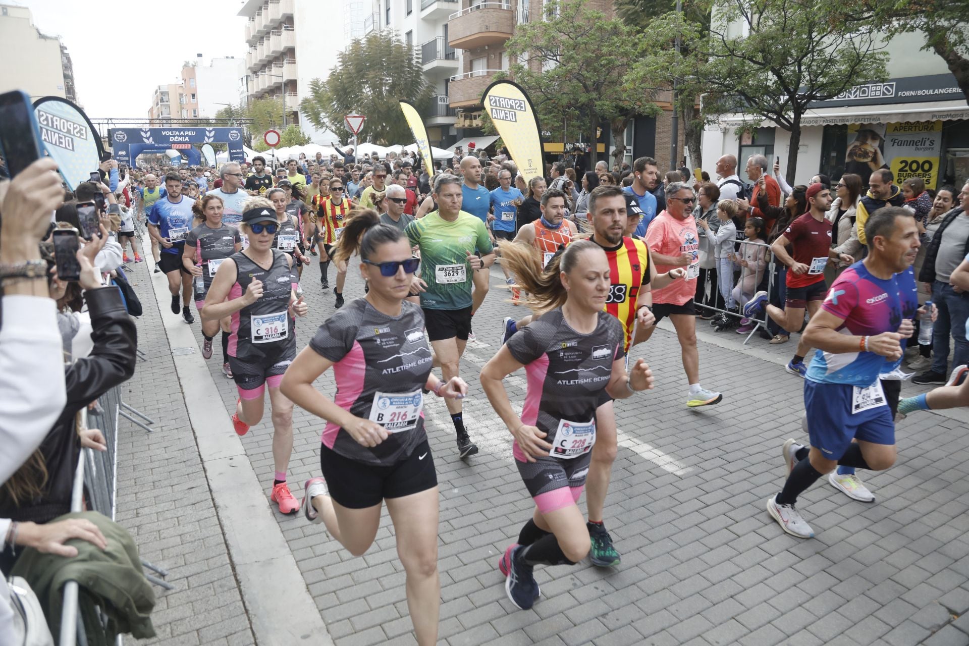 Búscate en las fotos de la Volta a Peu de Dénia