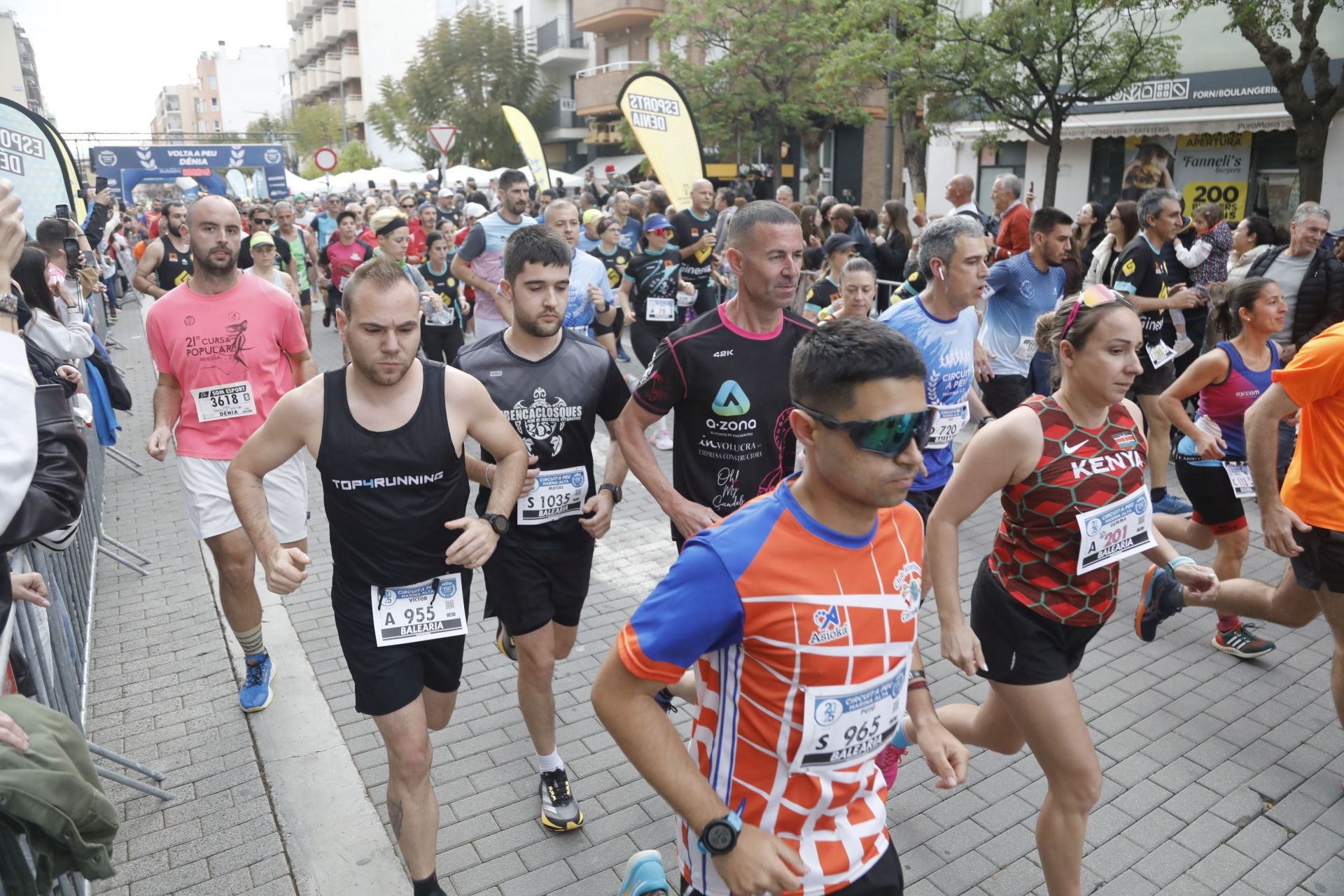 Búscate en las fotos de la Volta a Peu de Dénia