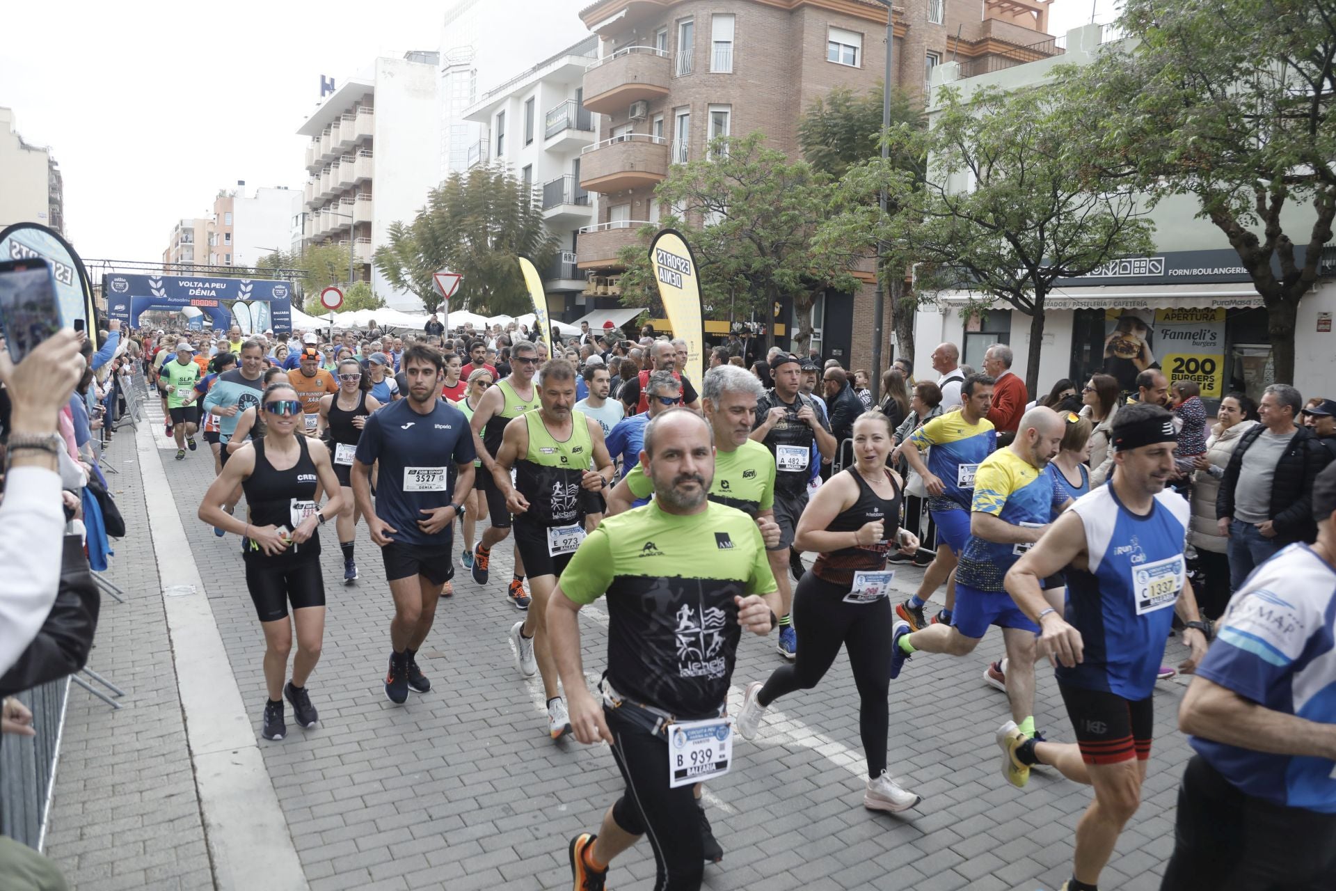 Búscate en las fotos de la Volta a Peu de Dénia