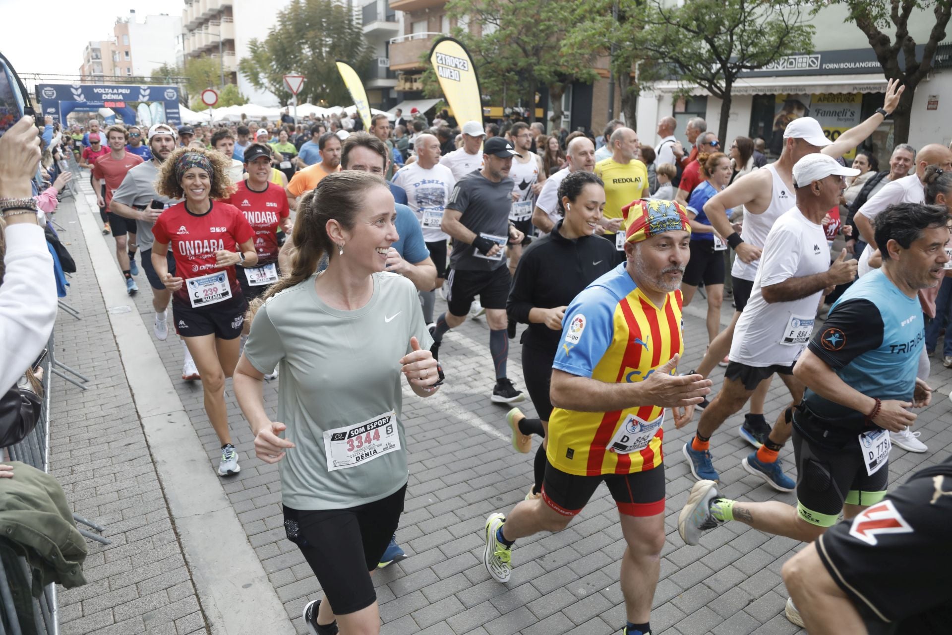 Búscate en las fotos de la Volta a Peu de Dénia