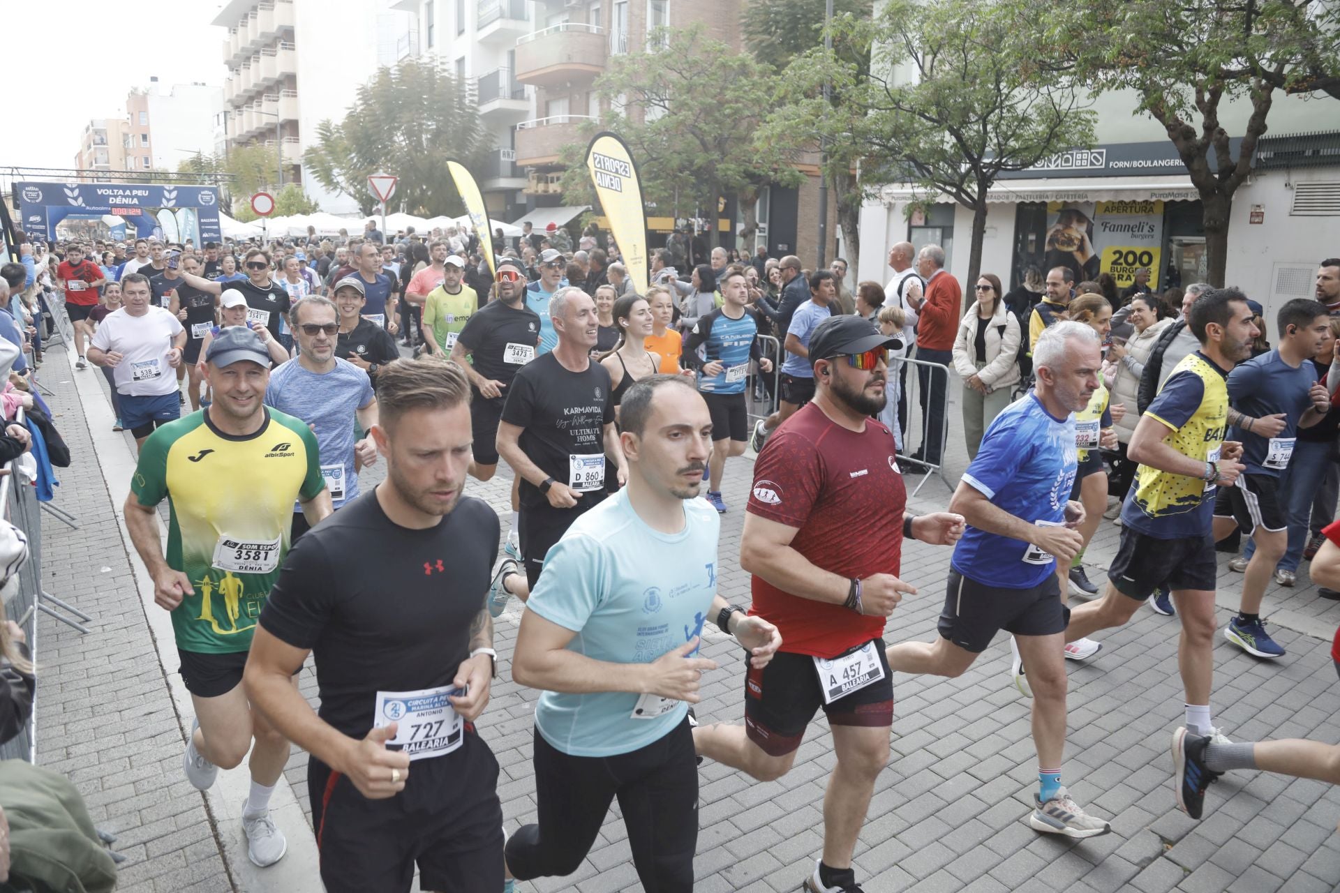 Búscate en las fotos de la Volta a Peu de Dénia