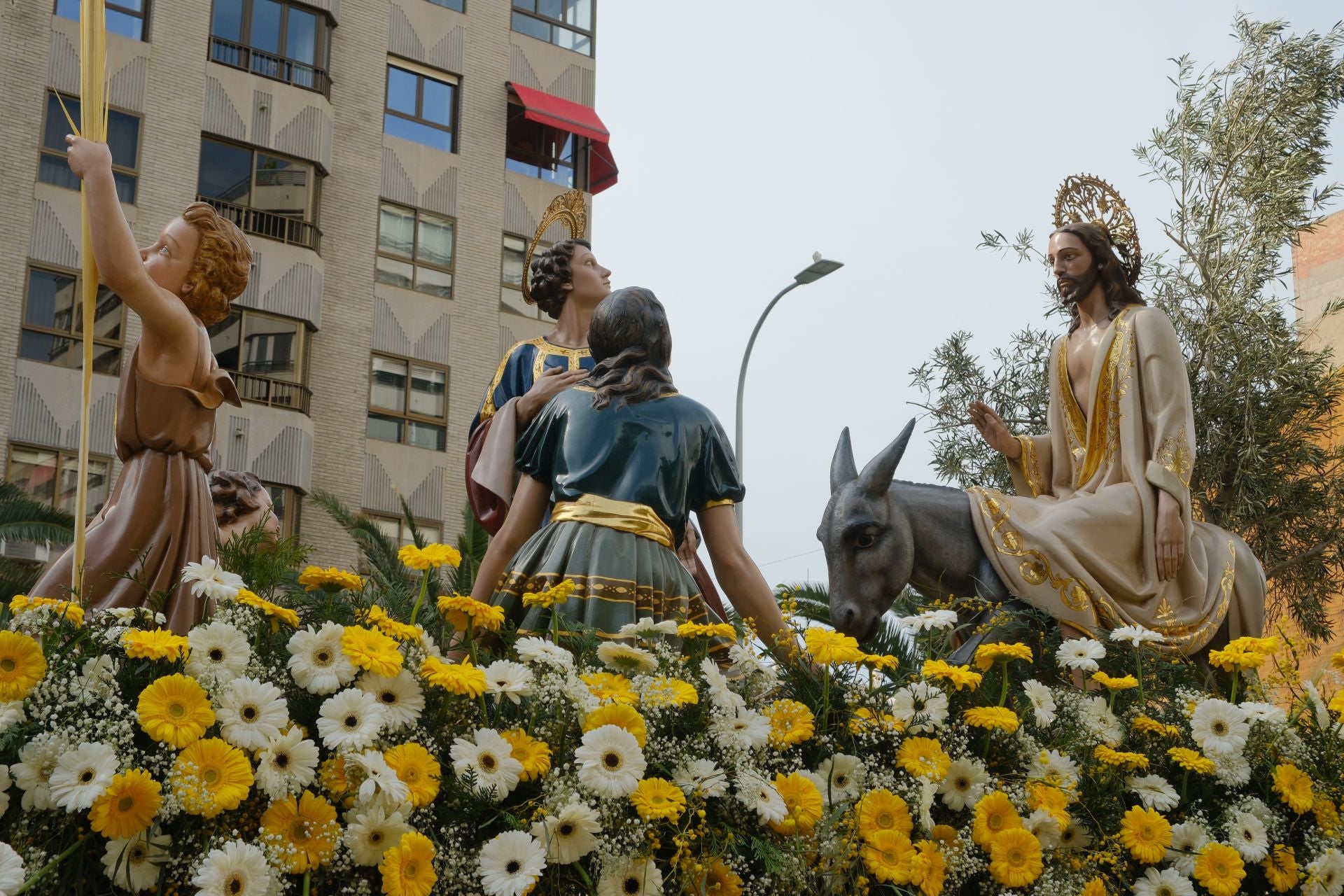 &#039;La Burrita&#039; procesiona por las calles de Alicante e inaugura la Semana Santa
