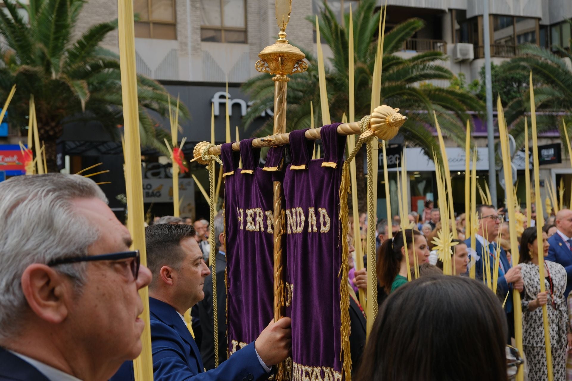 &#039;La Burrita&#039; procesiona por las calles de Alicante e inaugura la Semana Santa