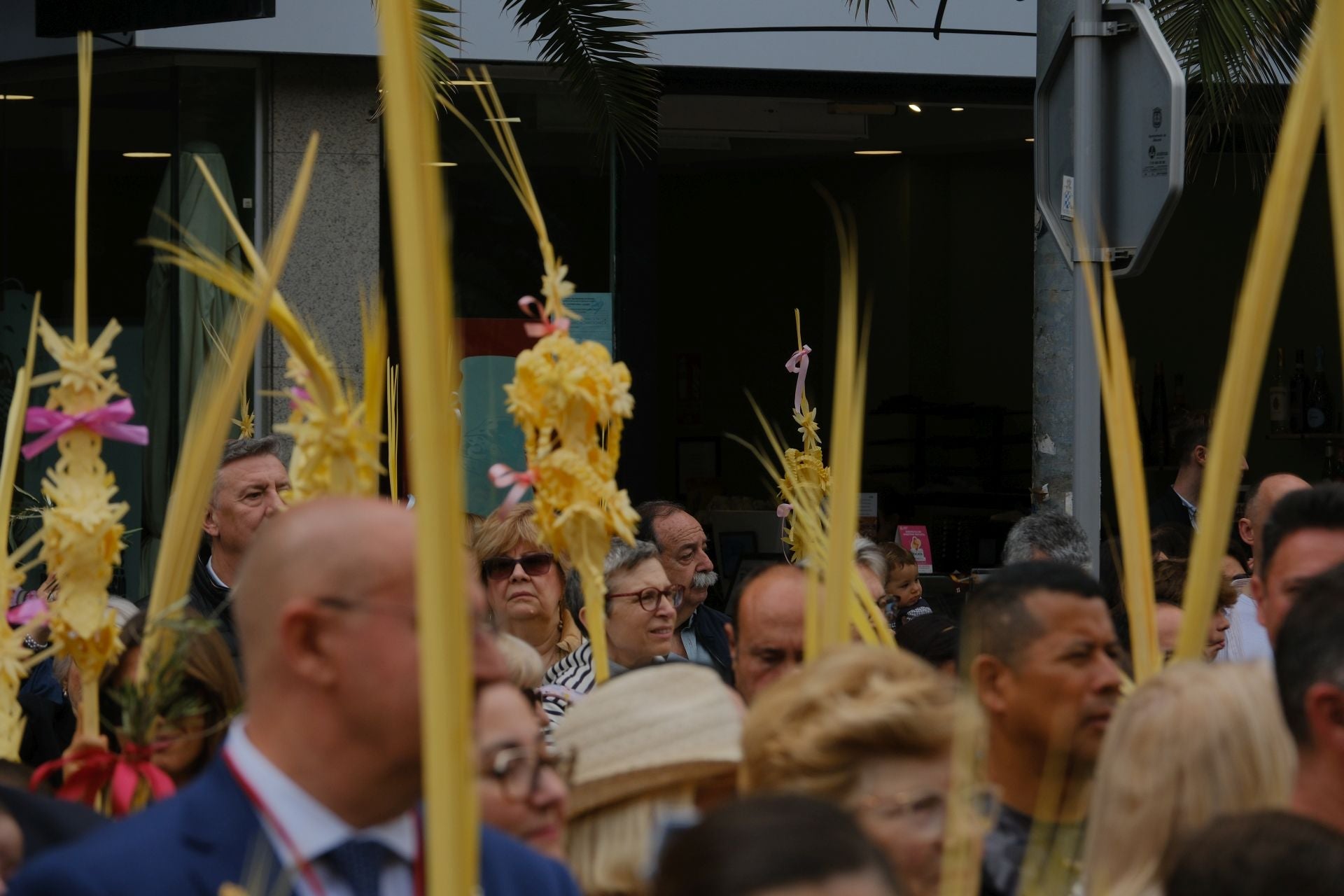 &#039;La Burrita&#039; procesiona por las calles de Alicante e inaugura la Semana Santa