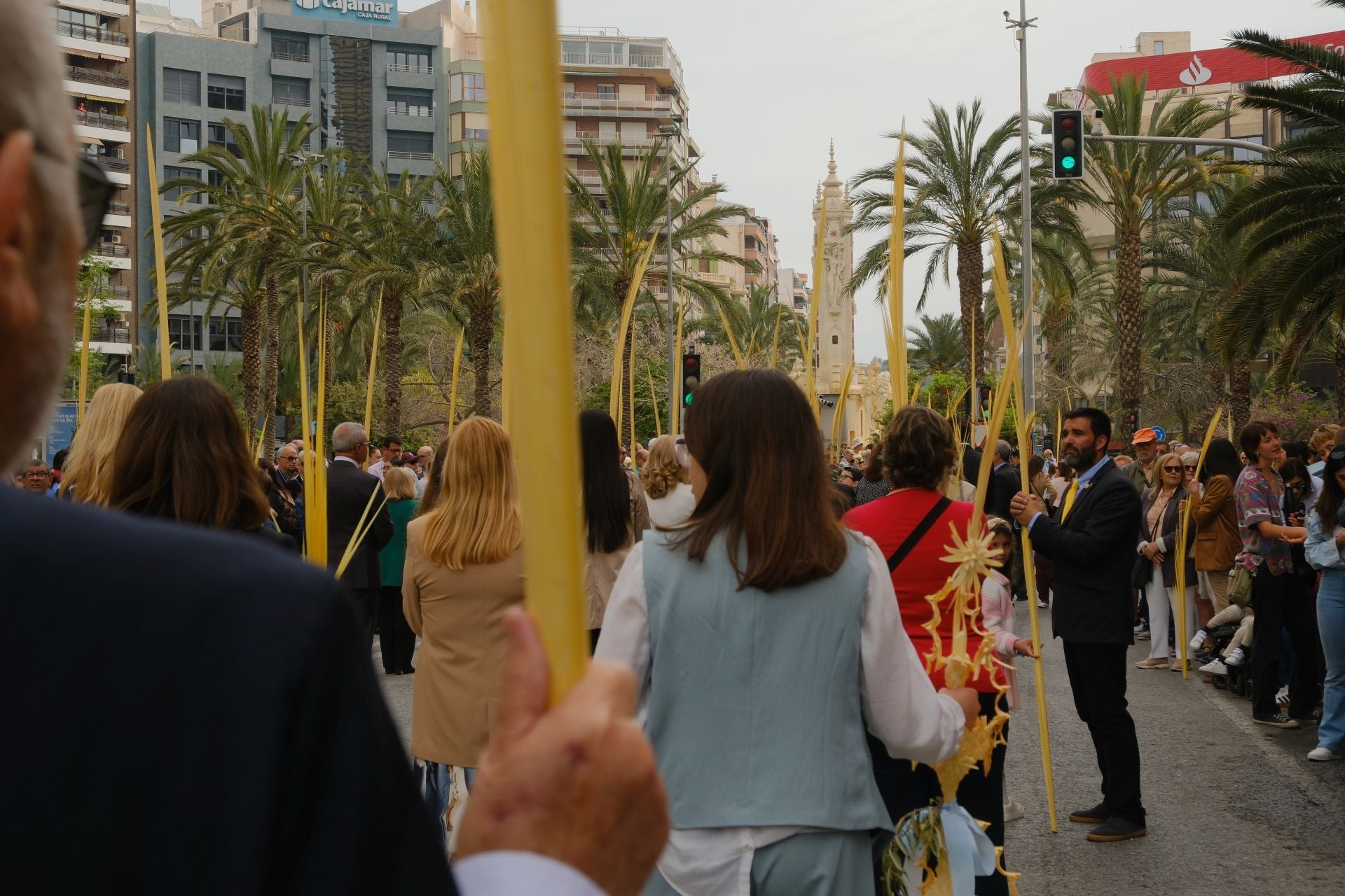 &#039;La Burrita&#039; procesiona por las calles de Alicante e inaugura la Semana Santa