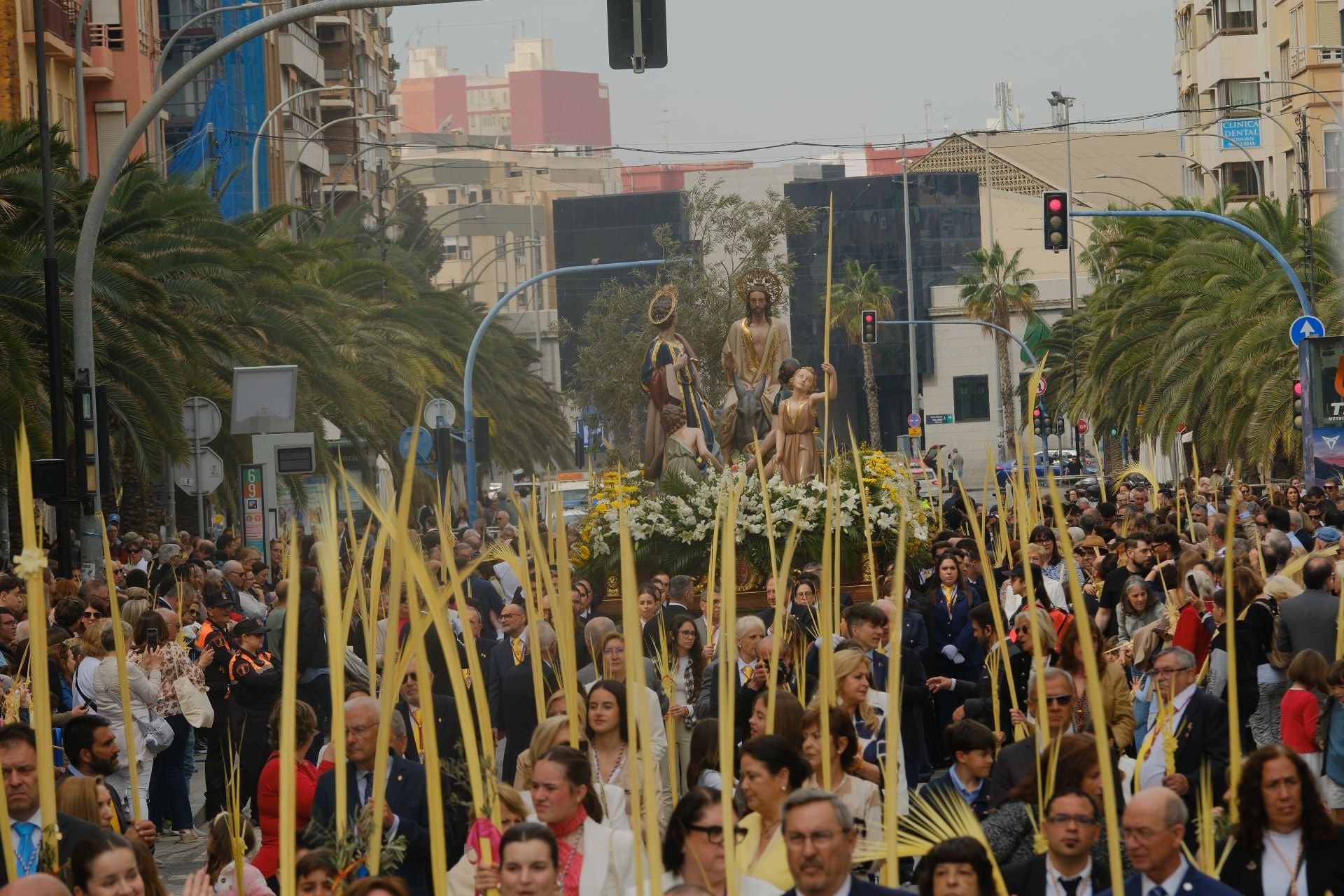 &#039;La Burrita&#039; procesiona por las calles de Alicante e inaugura la Semana Santa