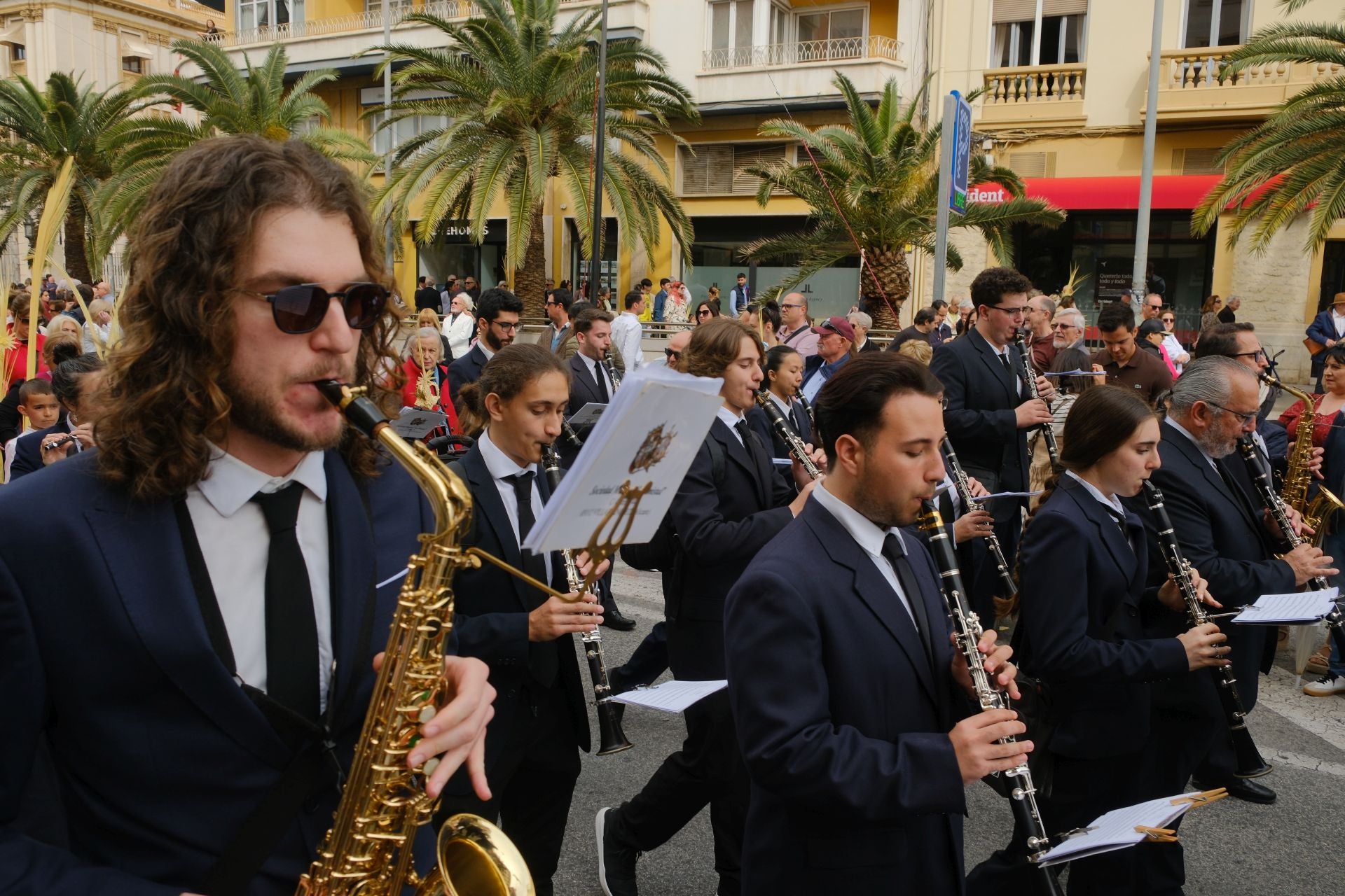 &#039;La Burrita&#039; procesiona por las calles de Alicante e inaugura la Semana Santa
