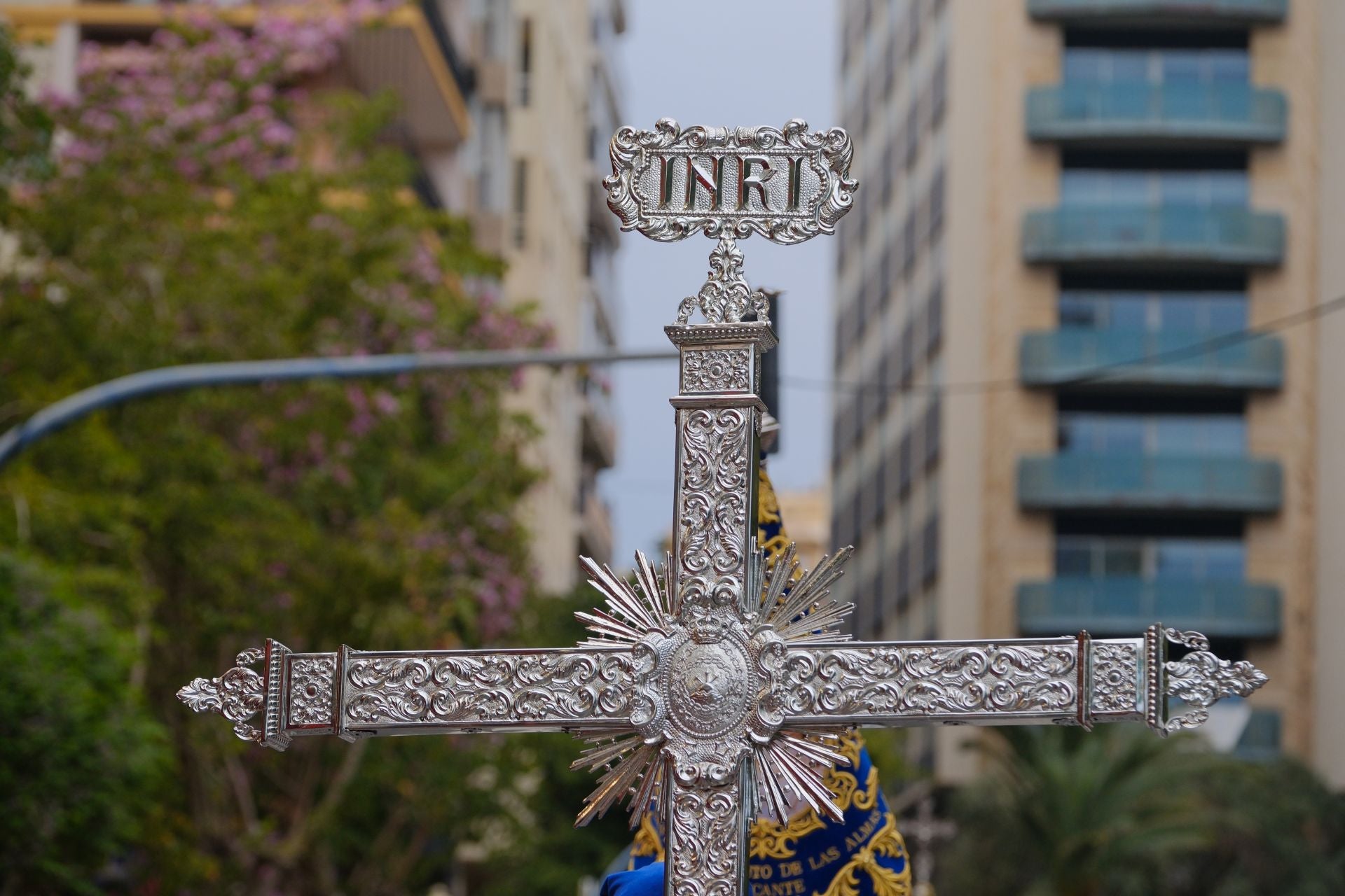 Las procesiones del Domingo de Ramos cruzan la carrera oficial de Alicante