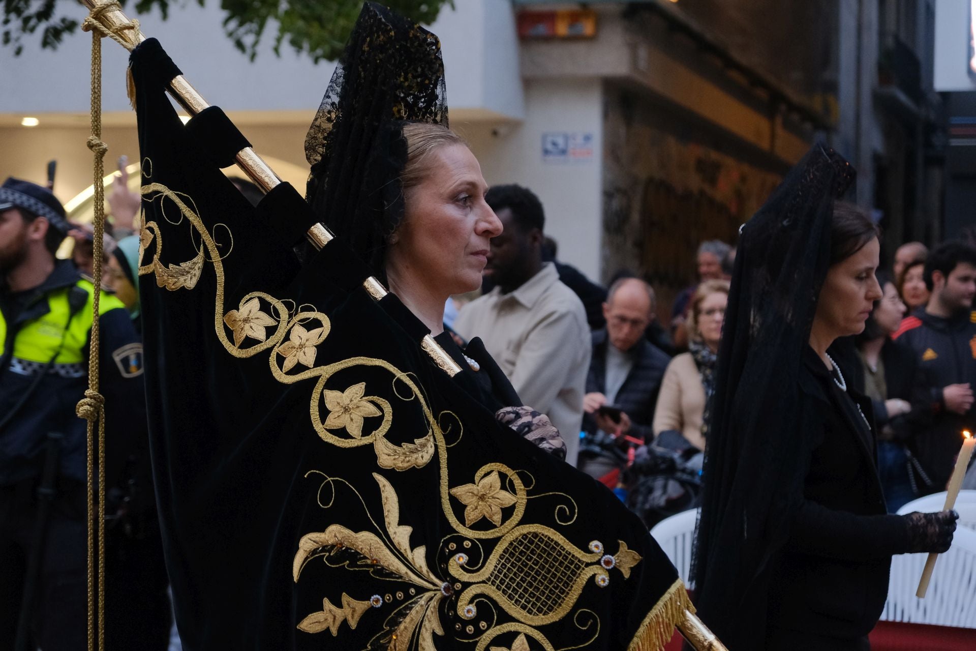 Las procesiones del Domingo de Ramos cruzan la carrera oficial de Alicante