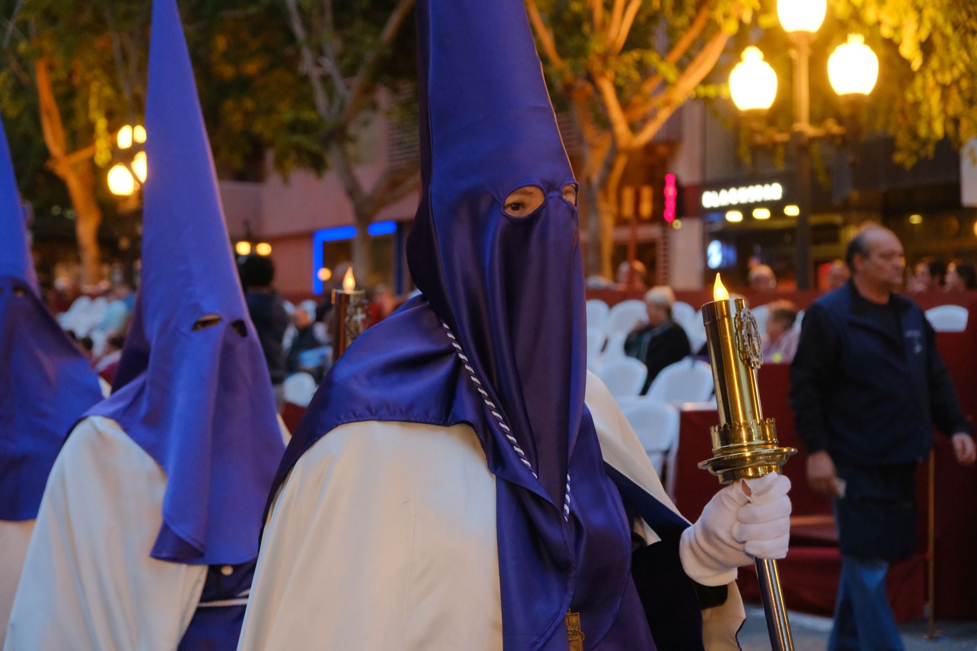 Las procesiones del Domingo de Ramos cruzan la carrera oficial de Alicante