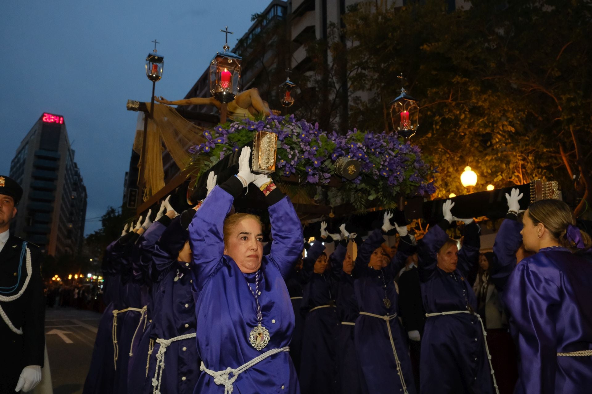 Las procesiones del Domingo de Ramos cruzan la carrera oficial de Alicante