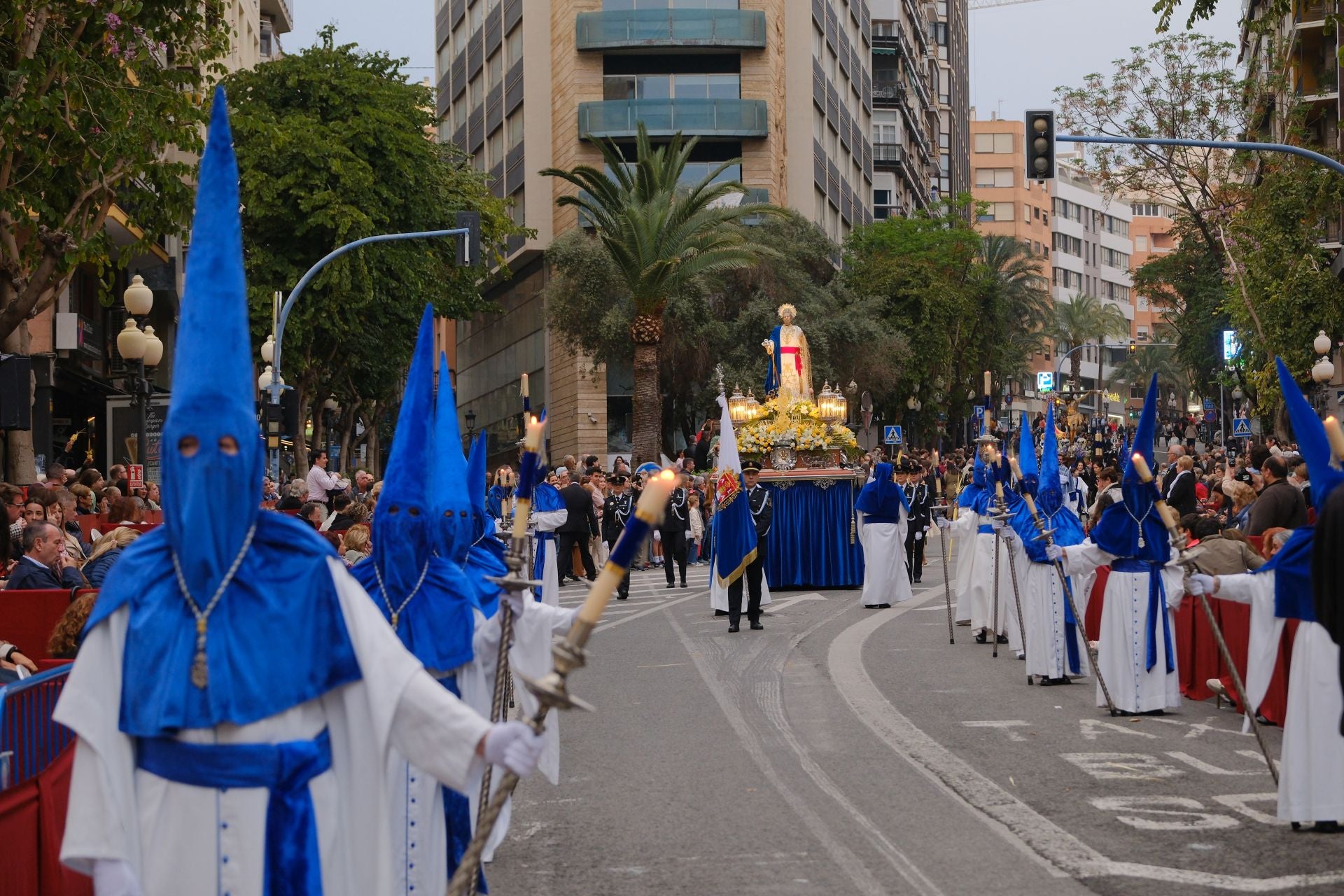 Las procesiones del Domingo de Ramos cruzan la carrera oficial de Alicante