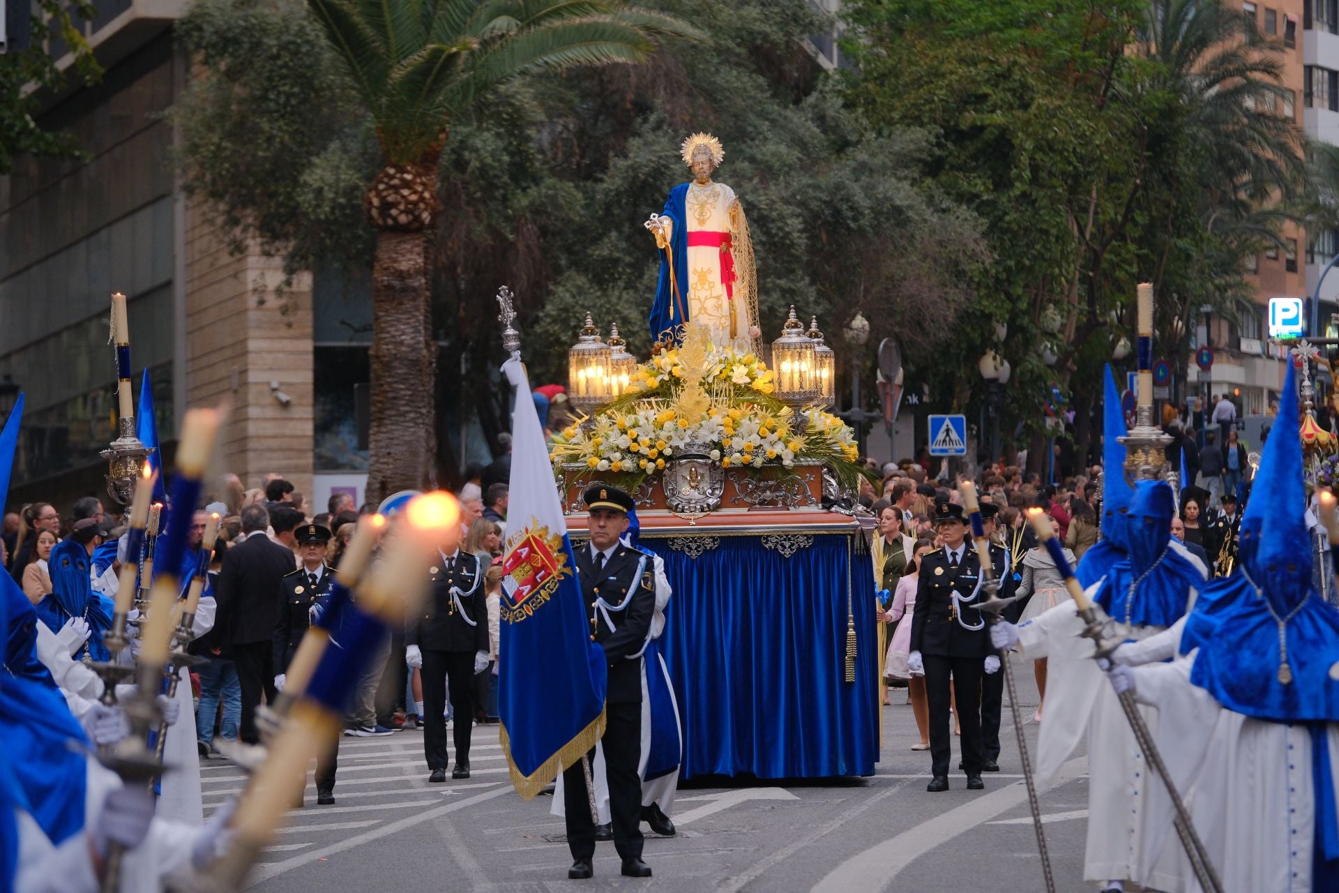 Las procesiones del Domingo de Ramos cruzan la carrera oficial de Alicante