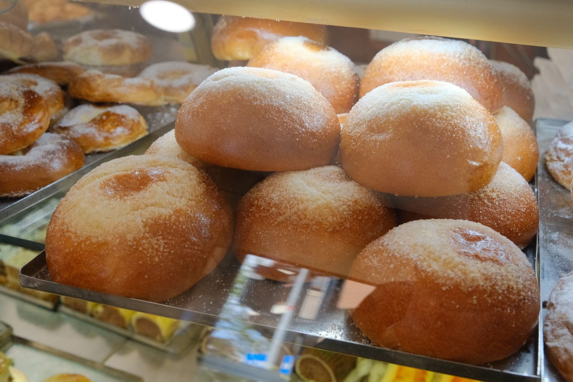 Las monas de Pascua decoran las panaderías y hornos de Alicante