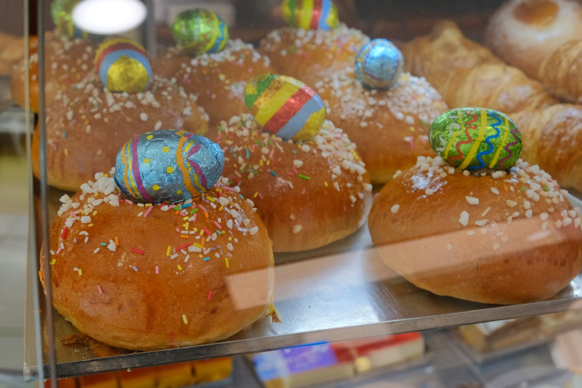 Las monas de Pascua decoran las panaderías y hornos de Alicante