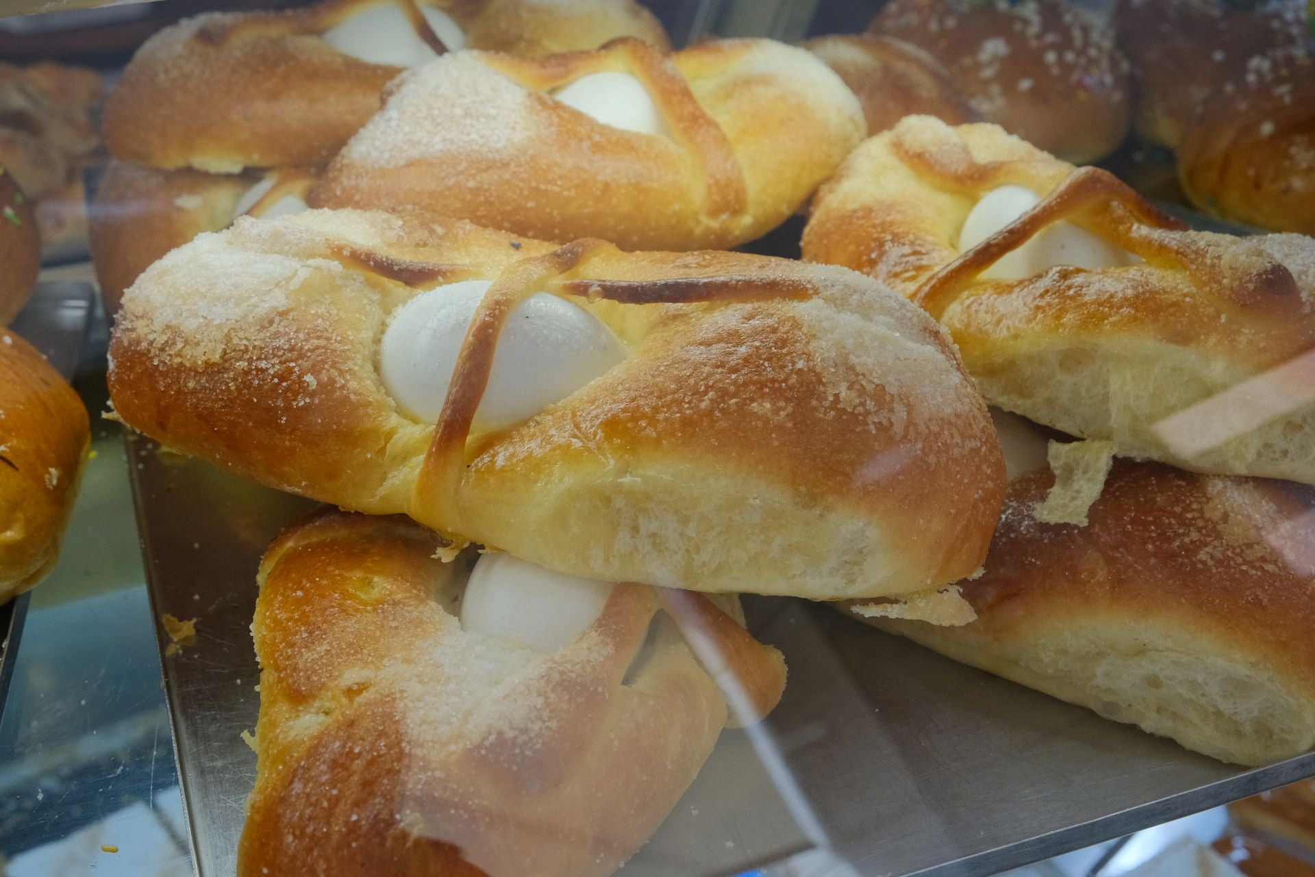 Las monas de Pascua decoran las panaderías y hornos de Alicante