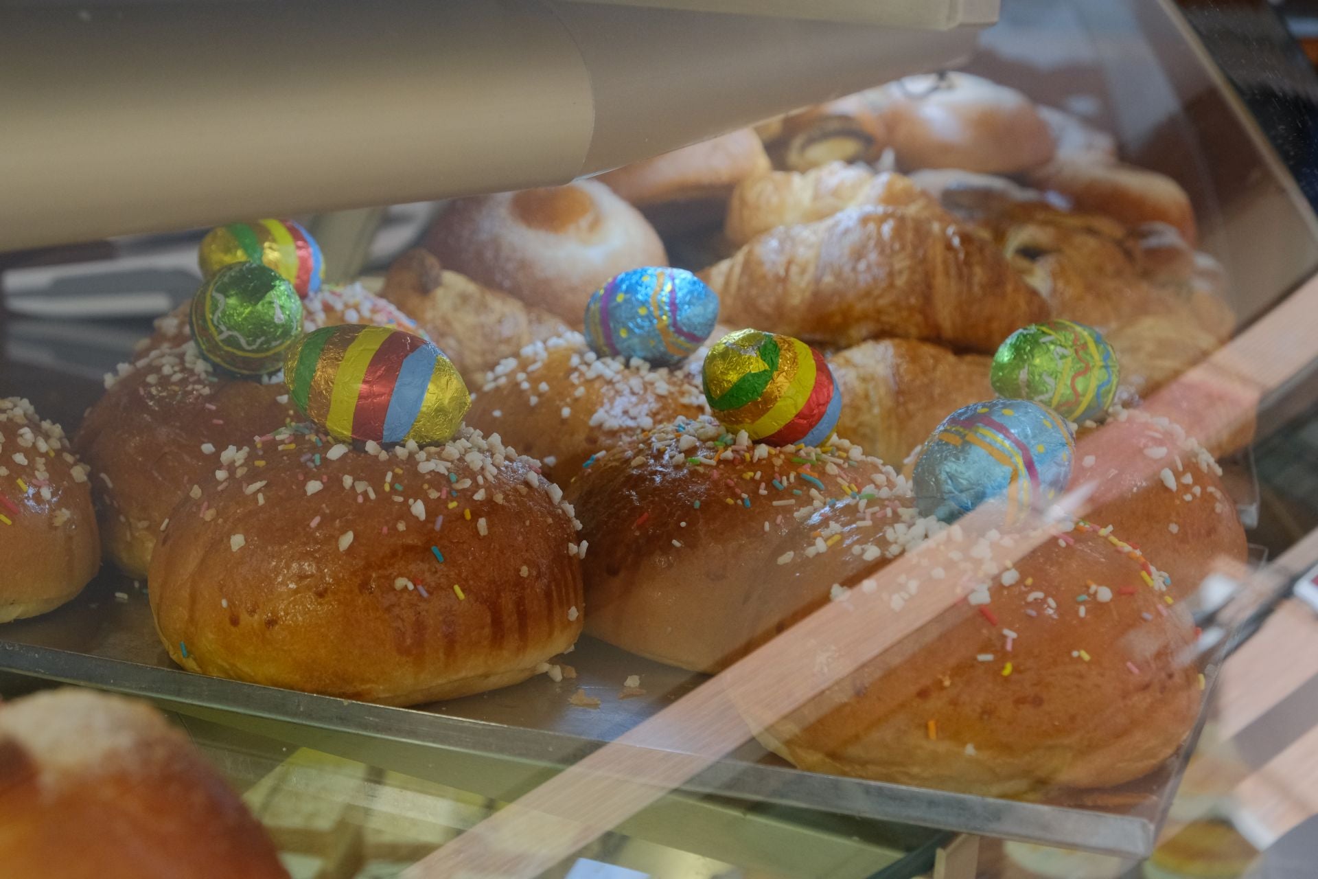 Las monas de Pascua decoran las panaderías y hornos de Alicante
