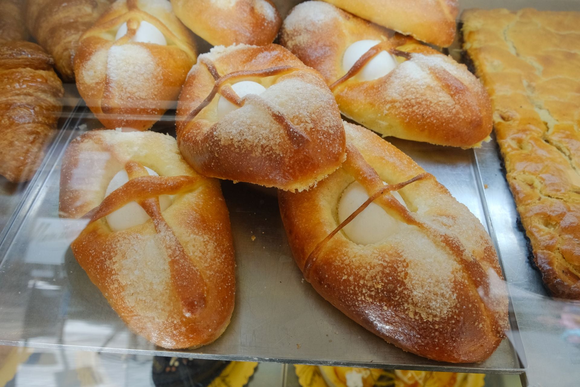 Las monas de Pascua decoran las panaderías y hornos de Alicante