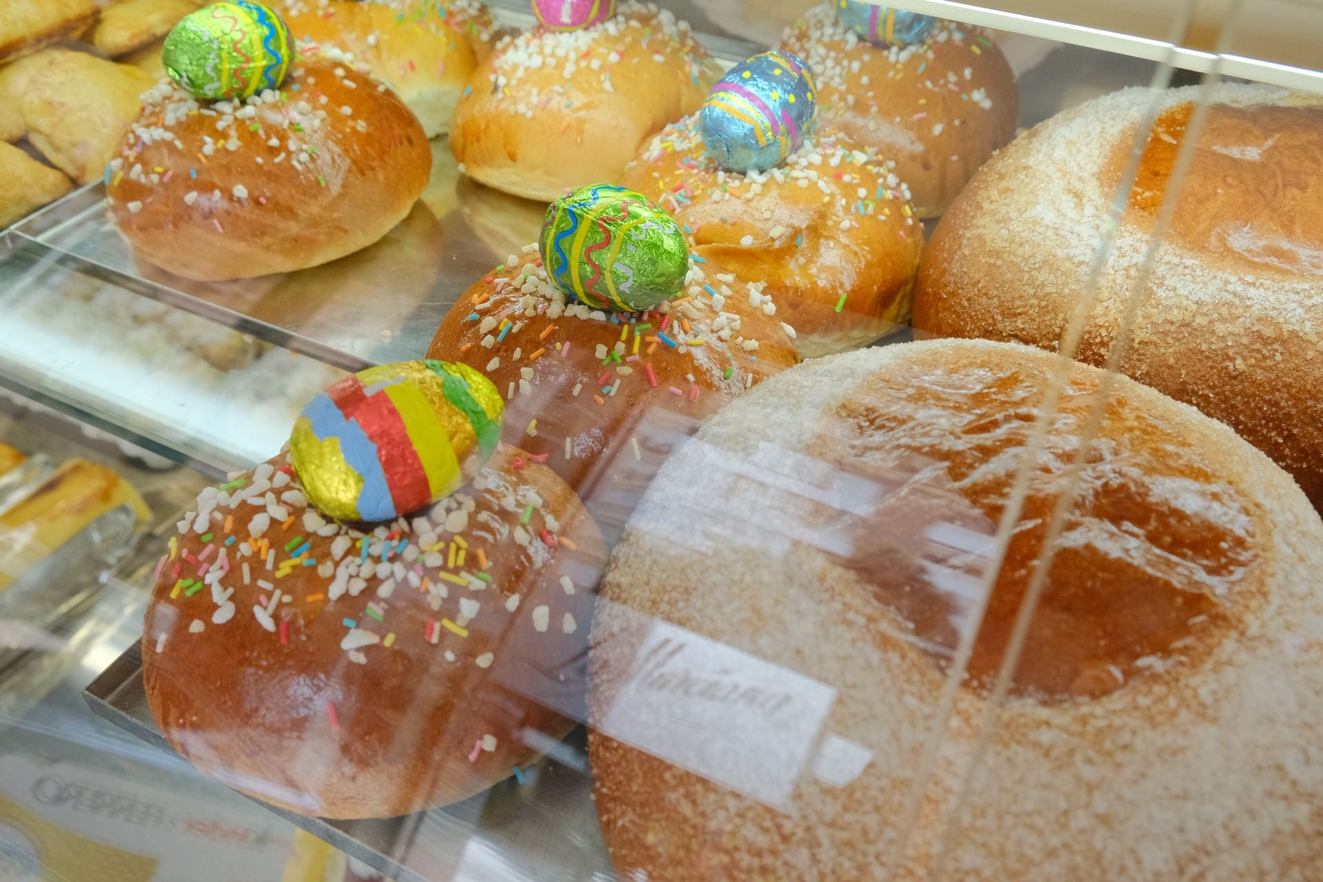 Las monas de Pascua decoran las panaderías y hornos de Alicante