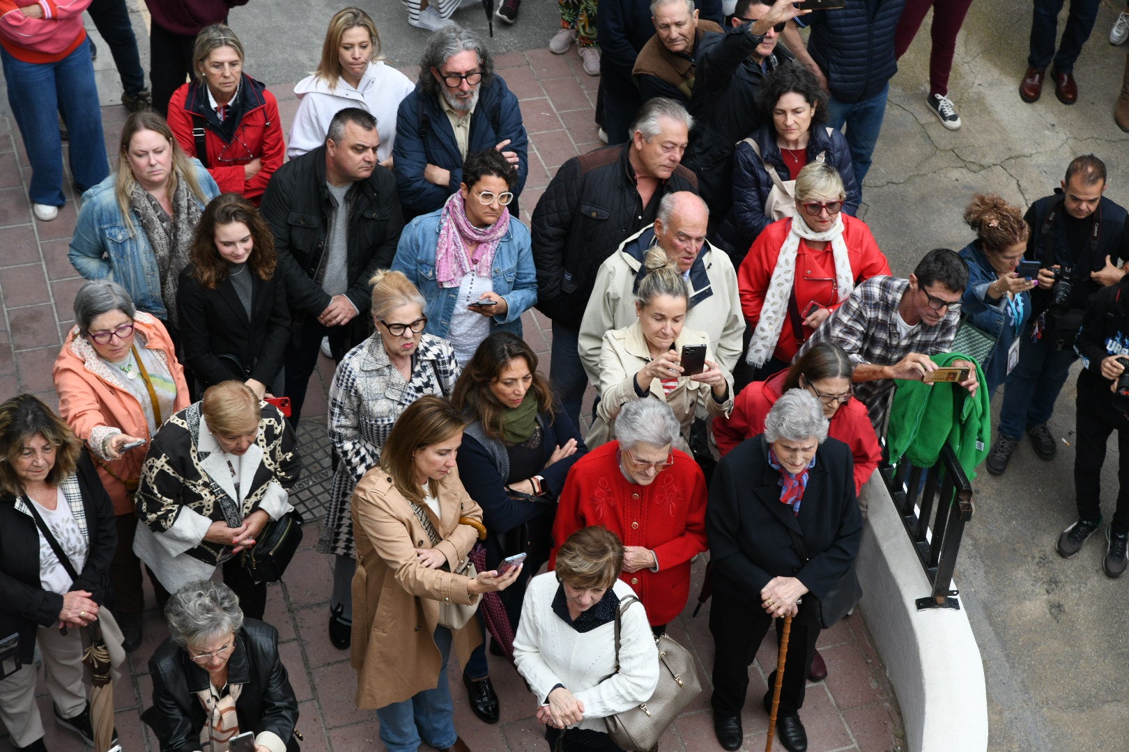 La espectacular salida de El Morenet emociona a Alicante y elude la lluvia