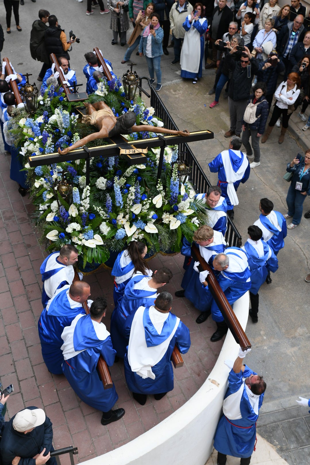 La espectacular salida de El Morenet emociona a Alicante y elude la lluvia