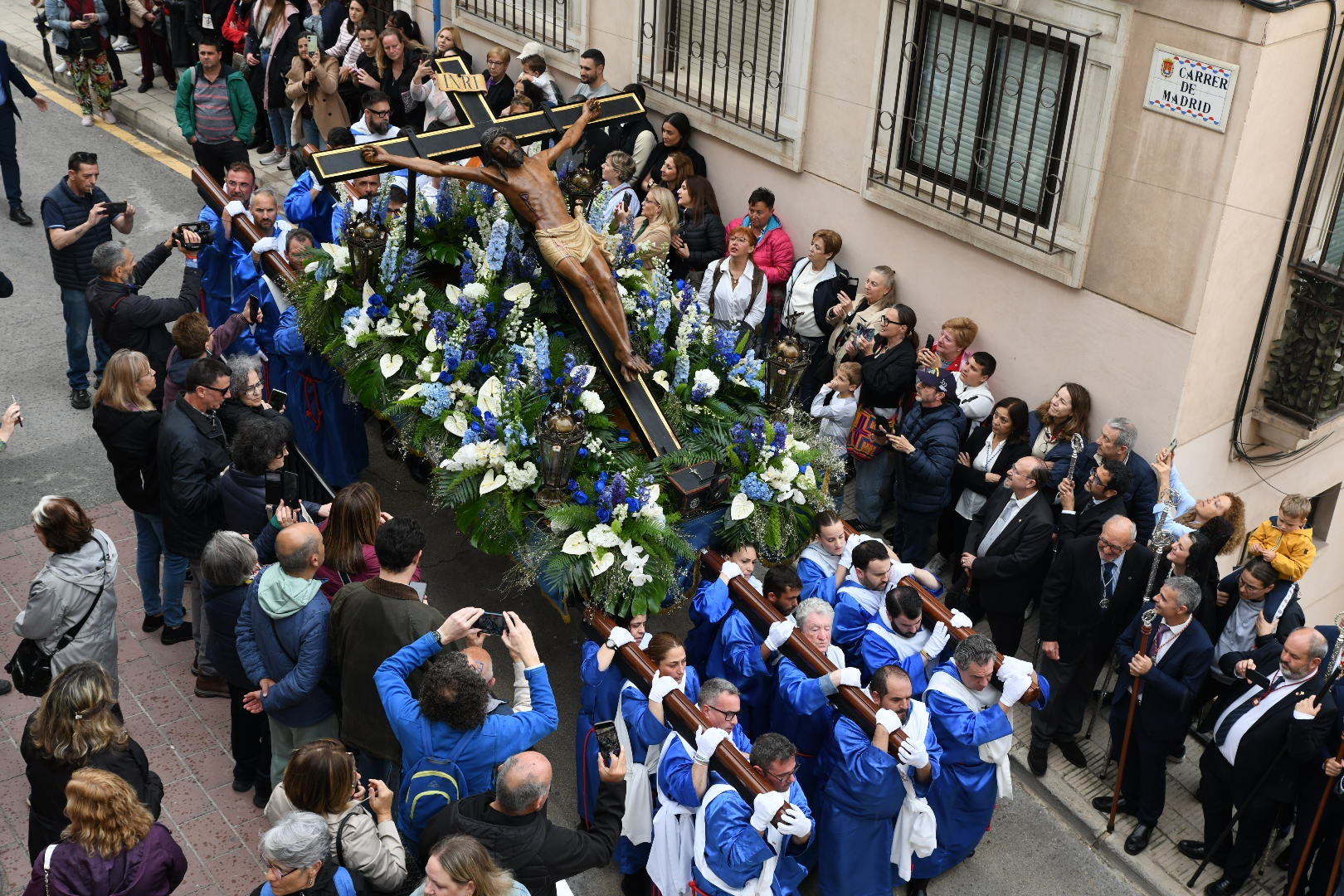 La espectacular salida de El Morenet emociona a Alicante y elude la lluvia